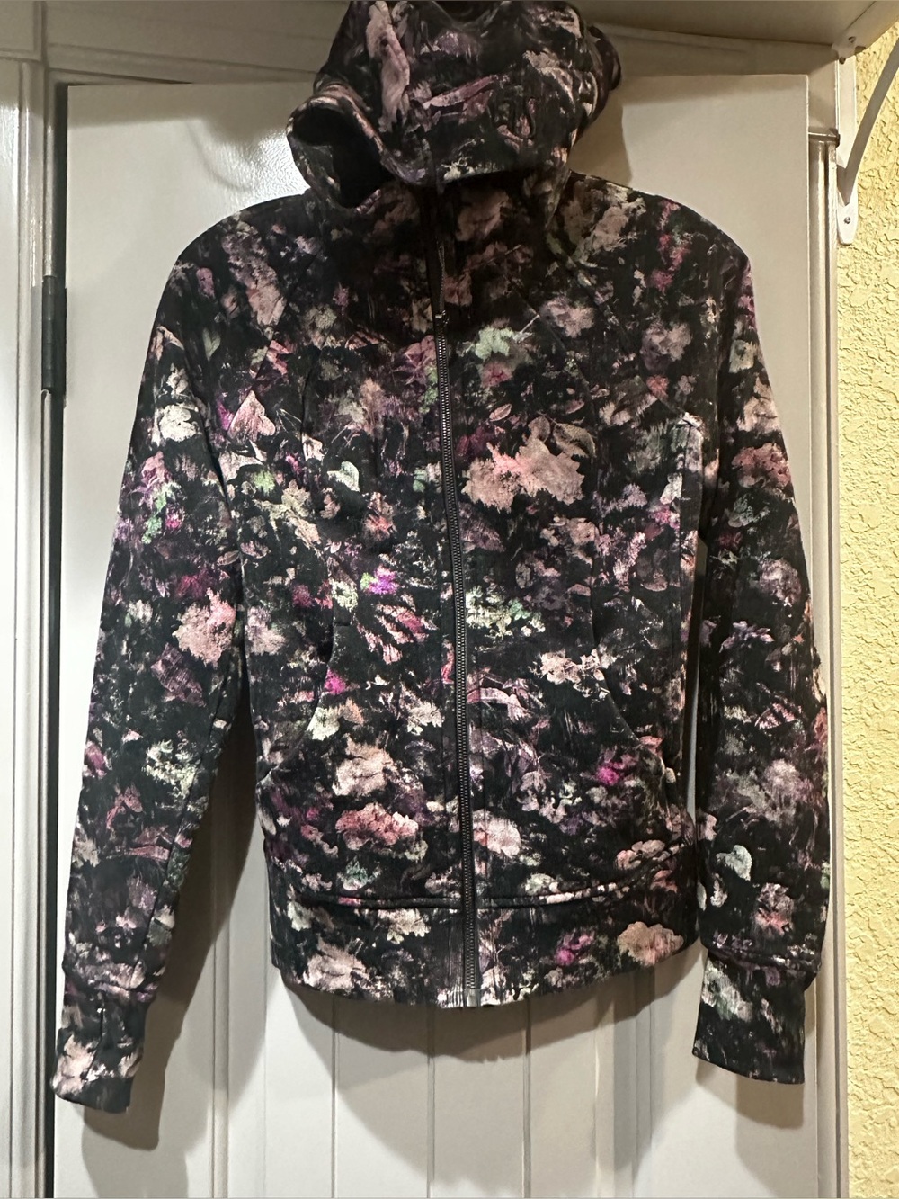 Lululemon Scuba Hoodie *Light Cotton Fleece
Frosted Rose Multi